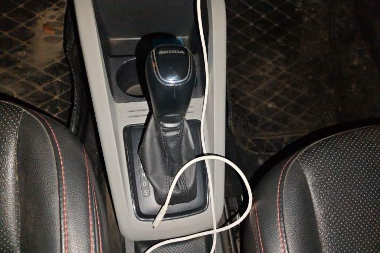Used Skoda Fabia 2017 1.4L Automatic Car Enjoy Edition Gear Lever