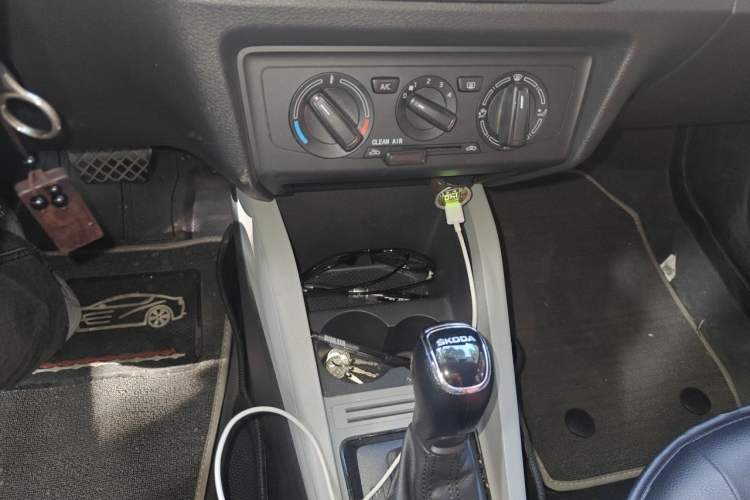 Used Skoda Fabia 2017 1.4L Automatic Car Enjoy Edition Gear Lever