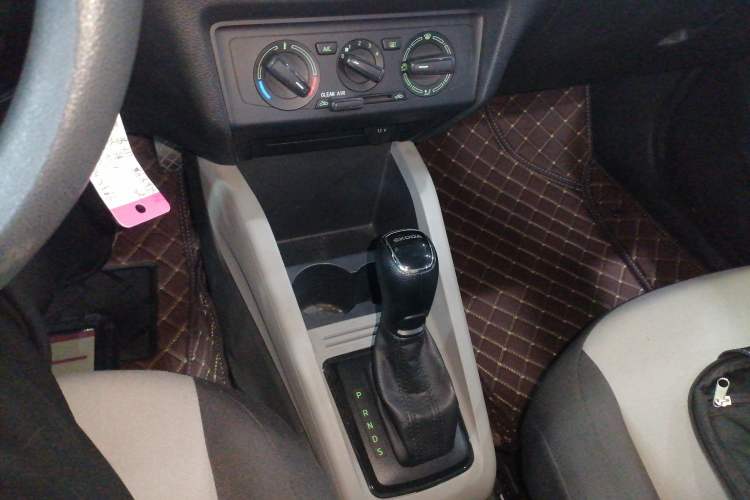 Used Skoda Fabia 2017 1.4L Automatic Car Enjoy Edition Gear Lever