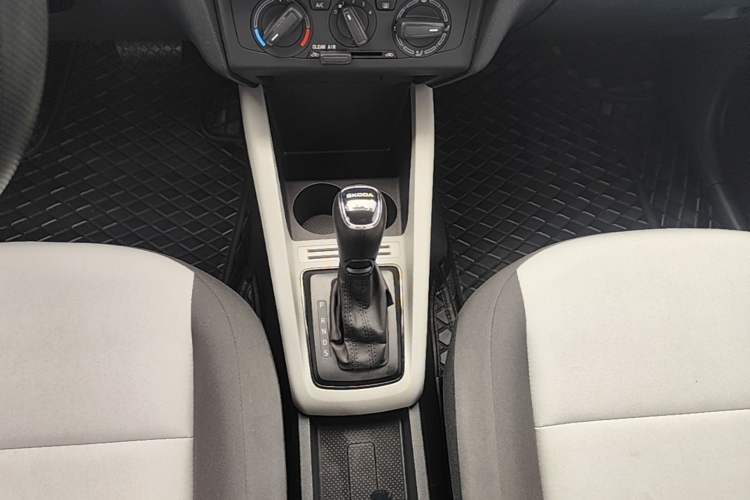 Used Skoda Fabia 2017 1.4L Automatic Car Enjoy Edition Gear Lever