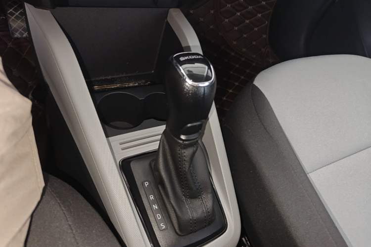 Used Skoda Fabia 2017 1.4L Automatic Car Enjoy Edition Gear Lever