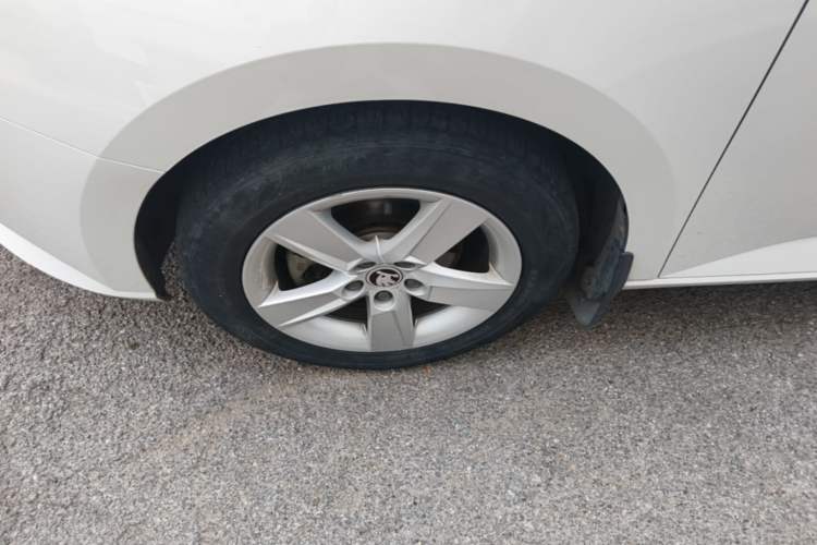 Used Skoda Fabia 2017 1.4L Automatic Car Enjoy Edition Left Front Wheel Hub