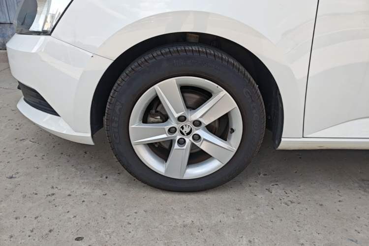 Used Skoda Fabia 2017 1.4L Automatic Car Enjoy Edition Left Front Wheel Hub