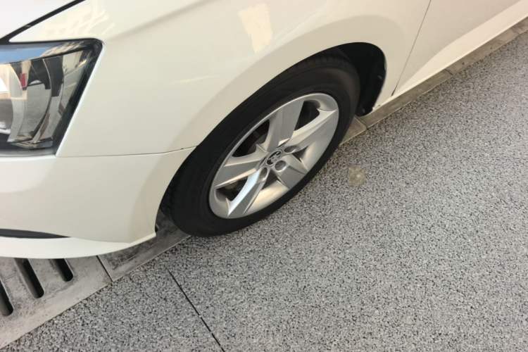 Used Skoda Fabia 2017 1.4L Automatic Car Enjoy Edition Left Front Wheel Hub