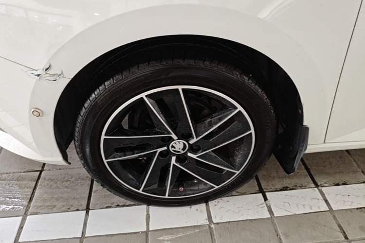 Used Skoda Fabia 2017 1.6L Automatic Sport Edition Left Front Wheel Hub