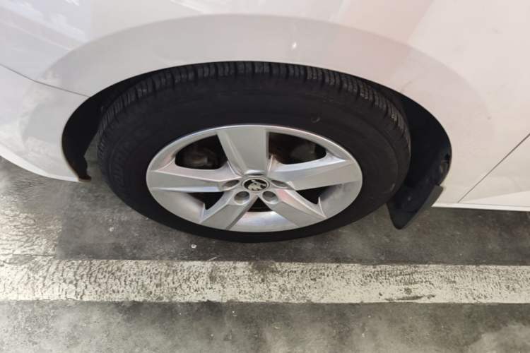 Used Skoda Fabia 2017 1.4L Automatic Car Enjoy Edition Left Front Wheel Hub