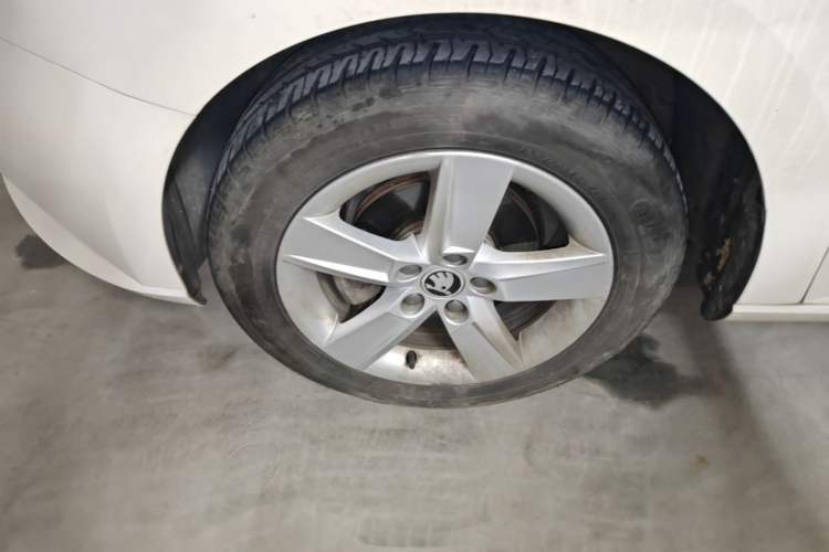 Used Skoda Fabia 2017 1.4L Automatic Car Enjoy Edition Left Front Wheel Hub