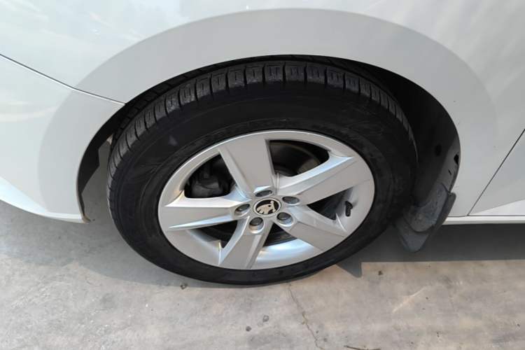 Used Skoda Fabia 2017 1.4L Automatic Car Enjoy Edition Left Front Wheel Hub