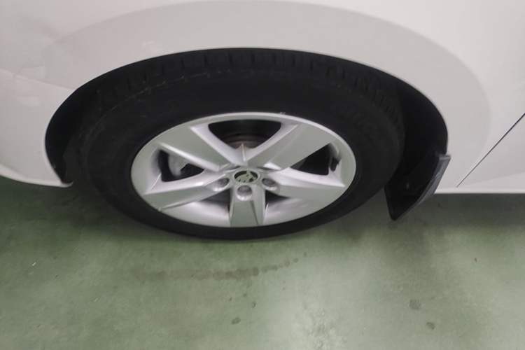 Used Skoda Fabia 2017 1.4L Automatic Car Enjoy Edition Left Front Wheel Hub