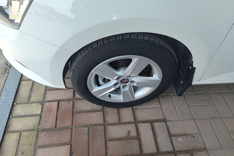 Used Skoda Fabia 2017 1.4L Automatic Car Enjoy Edition Left Front Wheel Hub