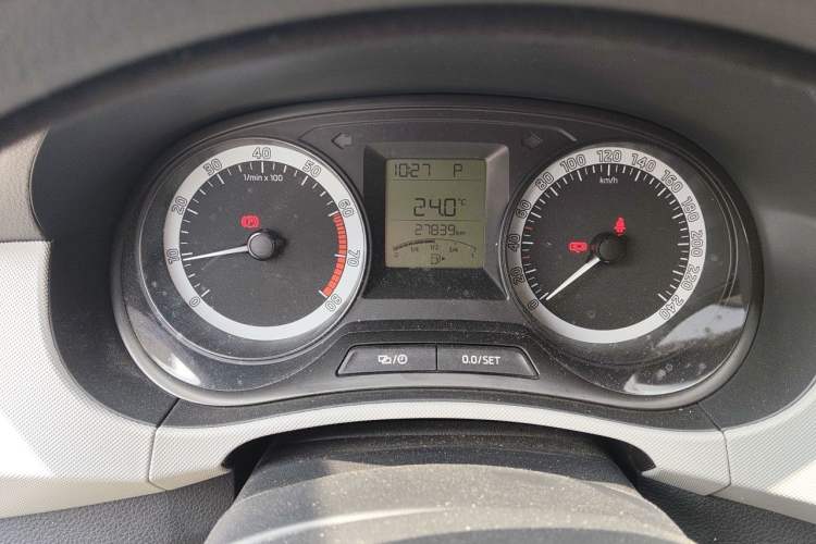 Used Skoda Fabia 2017 1.4L Automatic Front-Drive Model Odometer Close Up