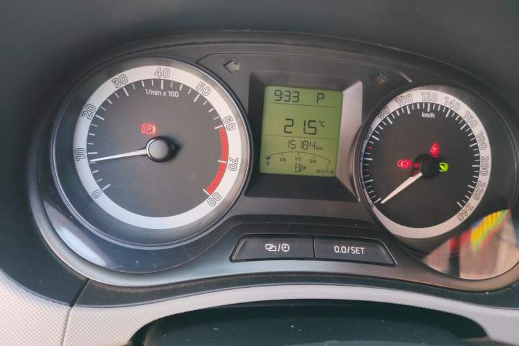 Used Skoda Fabia 2017 1.4L Automatic Front-Drive Model Odometer Close Up
