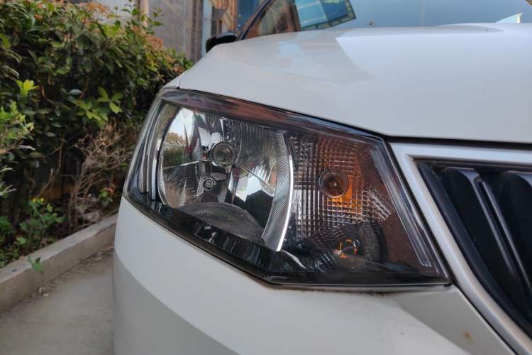 Used Skoda Fabia 2017 1.4L Automatic Front-Drive Model Right Front Headlight