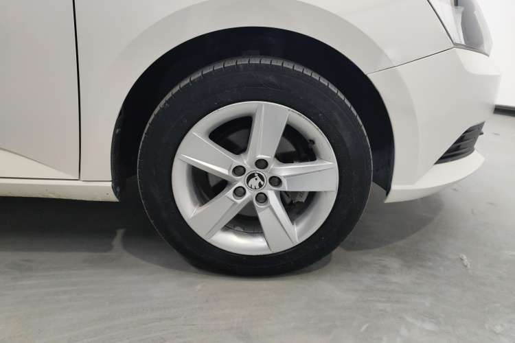 Used Skoda Fabia 2017 1.4L Automatic Car Enjoy Edition Right Front Wheel Hub