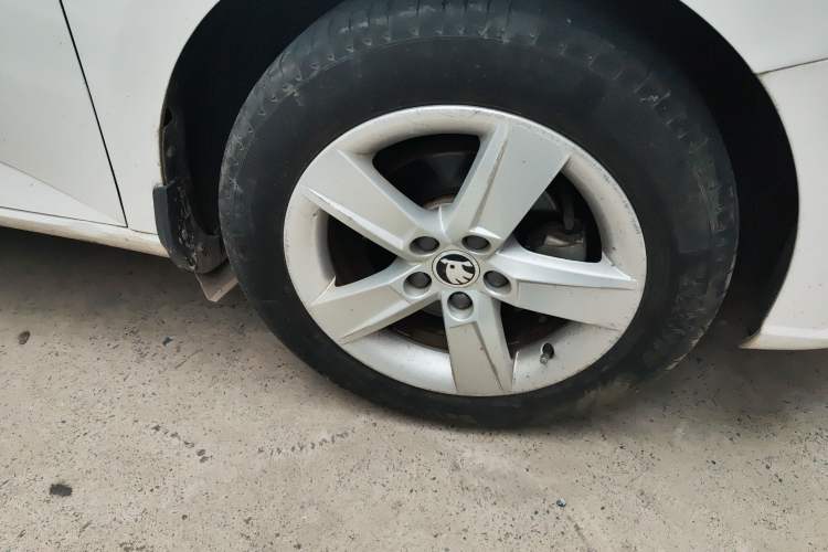 Used Skoda Fabia 2017 1.4L Automatic Car Enjoy Edition Right Front Wheel Hub