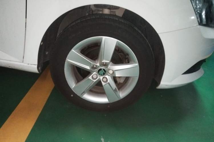 Used Skoda Fabia 2017 1.4L Automatic Car Enjoy Edition Right Front Wheel Hub