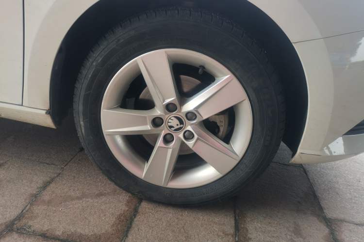 Used Skoda Fabia 2017 1.4L Automatic Car Enjoy Edition Right Front Wheel Hub