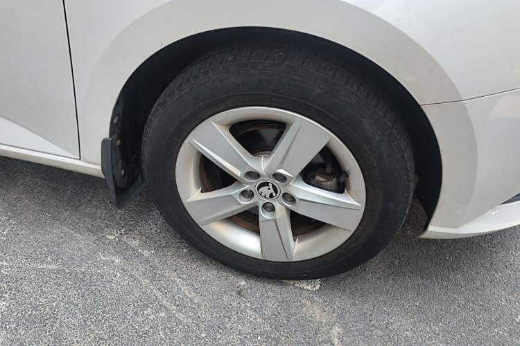 Used Skoda Fabia 2017 1.4L Automatic Car Enjoy Edition Right Front Wheel Hub