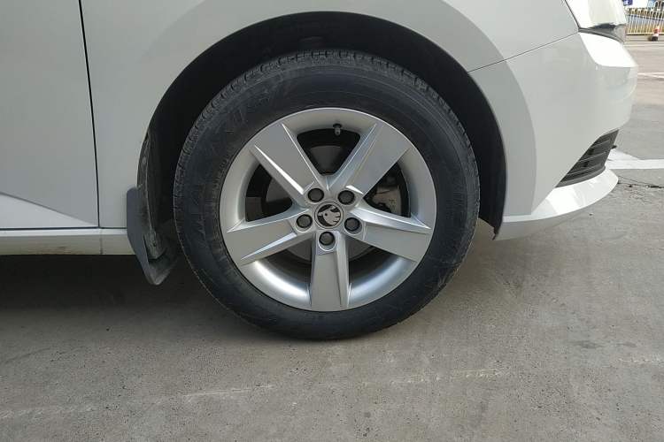 Used Skoda Fabia 2017 1.4L Automatic Car Enjoy Edition Right Front Wheel Hub