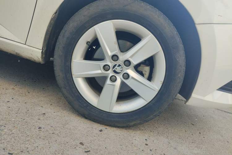 Used Skoda Fabia 2017 1.4L Automatic Car Enjoy Edition Right Front Wheel Hub