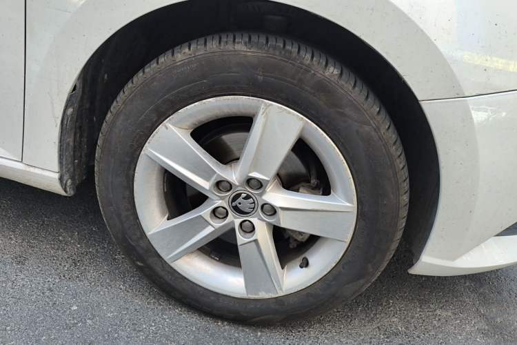 Used Skoda Fabia 2017 1.4L Automatic Car Enjoy Edition Right Front Wheel Hub
