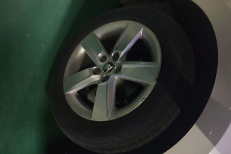 Used Skoda Fabia 2017 1.4L Automatic Car Enjoy Edition Right Front Wheel Hub