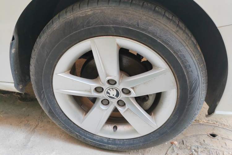 Used Skoda Fabia 2017 1.4L Automatic Front-Drive Model Right Front Wheel Hub