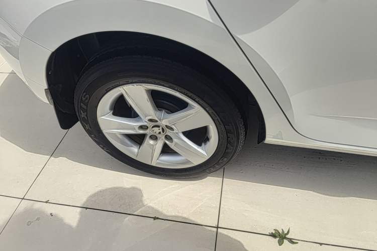 Used Skoda Fabia 2017 1.4L Automatic Car Enjoy Edition Right Rear Wheel Hub