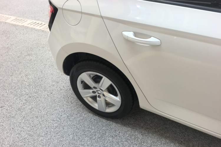 Used Skoda Fabia 2017 1.4L Automatic Car Enjoy Edition Right Rear Wheel Hub