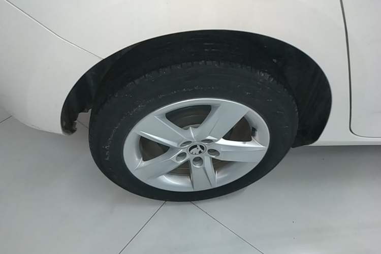 Used Skoda Fabia 2017 1.4L Automatic Car Enjoy Edition Right Rear Wheel Hub