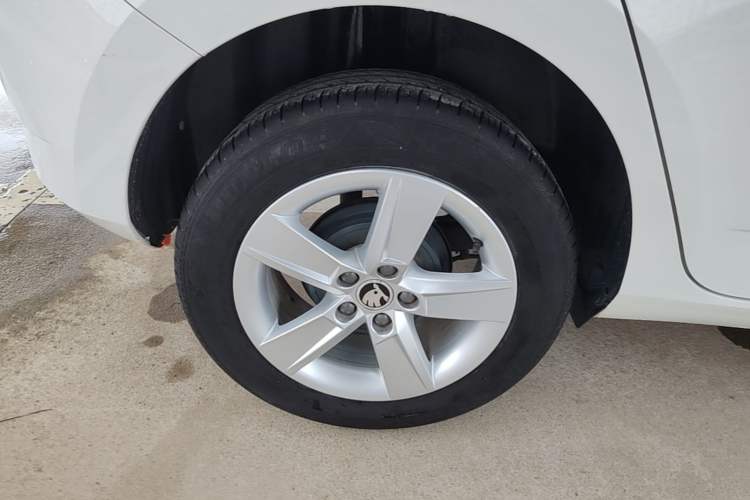 Used Skoda Fabia 2017 1.4L Automatic Car Enjoy Edition Right Rear Wheel Hub