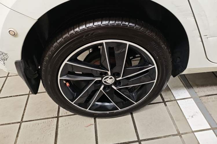 Used Skoda Fabia 2017 1.6L Automatic Sport Edition Right Rear Wheel Hub