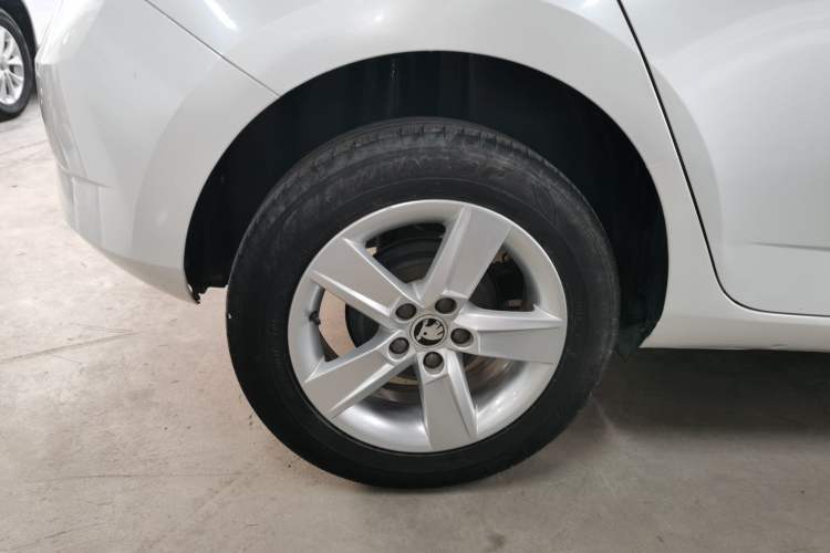 Used Skoda Fabia 2017 1.4L Automatic Car Enjoy Edition Right Rear Wheel Hub