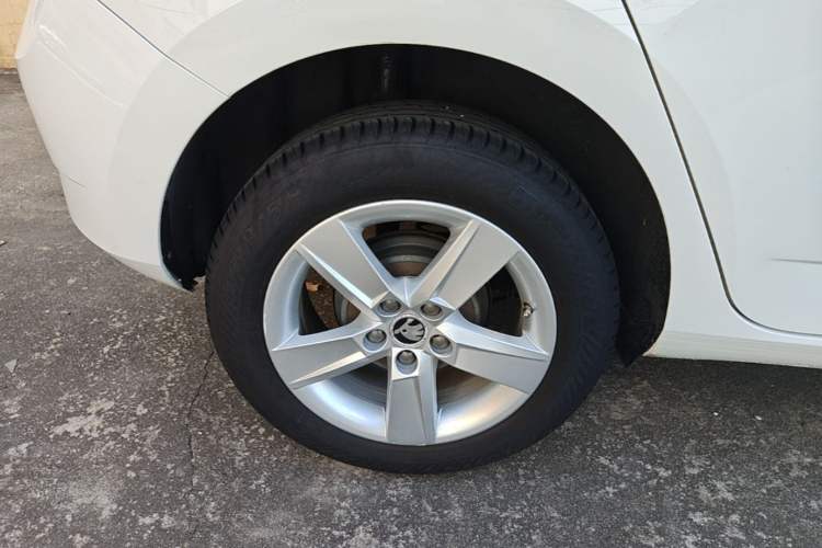 Used Skoda Fabia 2017 1.4L Automatic Car Enjoy Edition Right Rear Wheel Hub