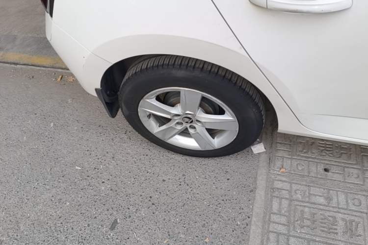 Used Skoda Fabia 2017 1.4L Automatic Car Enjoy Edition Right Rear Wheel Hub