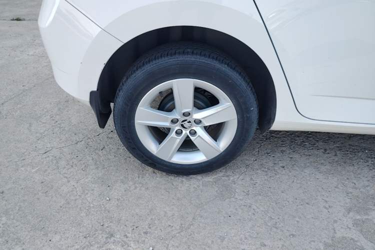 Used Skoda Fabia 2017 1.4L Automatic Car Enjoy Edition Right Rear Wheel Hub