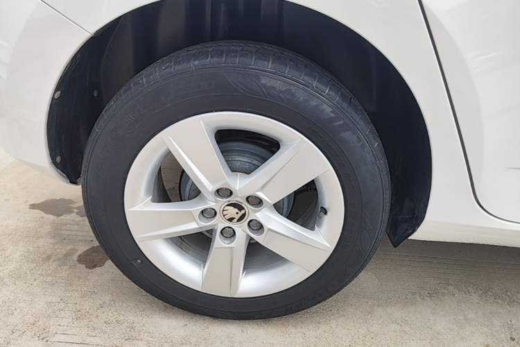 Used Skoda Fabia 2017 1.4L Automatic Car Enjoy Edition Right Rear Wheel Hub
