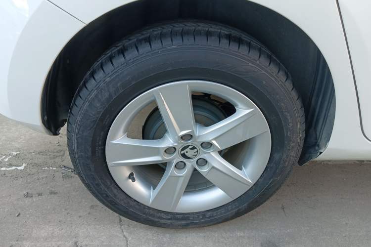 Used Skoda Fabia 2017 1.4L Automatic Car Enjoy Edition Right Rear Wheel Hub