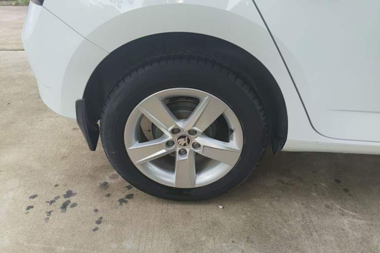 Used Skoda Fabia 2017 1.4L Automatic Car Enjoy Edition Right Rear Wheel Hub
