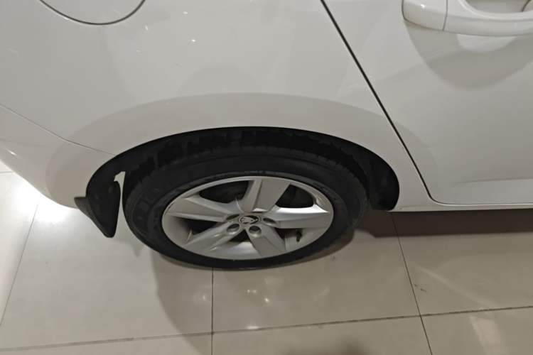 Used Skoda Fabia 2017 1.4L Automatic Car Enjoy Edition Right Rear Wheel Hub