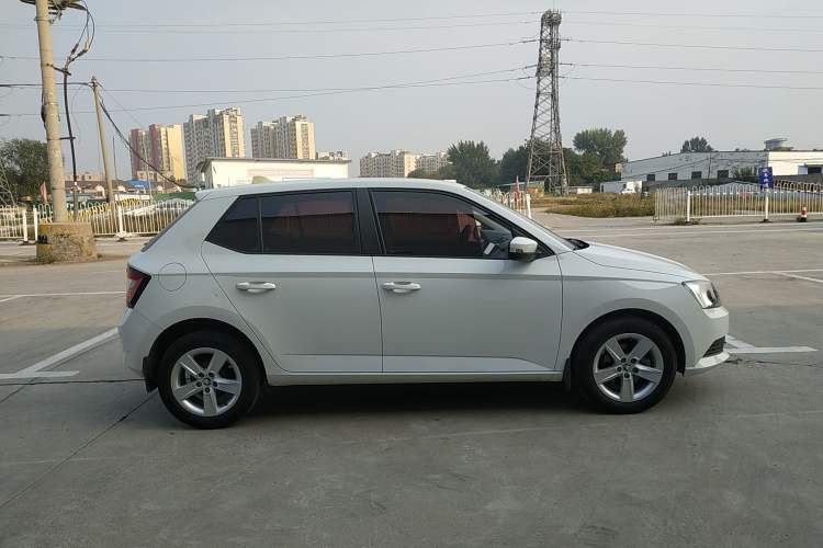 Used Skoda Fabia 2017 1.4L Automatic Car Enjoy Edition Right Side