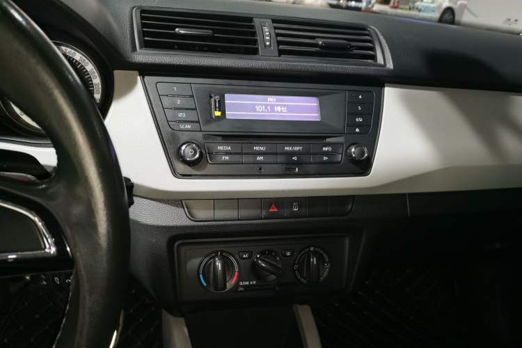 Used Skoda Fabia 2017 1.6L Automatic Sport Edition Audio And AC Panel