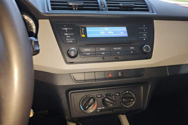 Used Skoda Fabia 2017 1.6L Automatic Sport Edition Audio And AC Panel