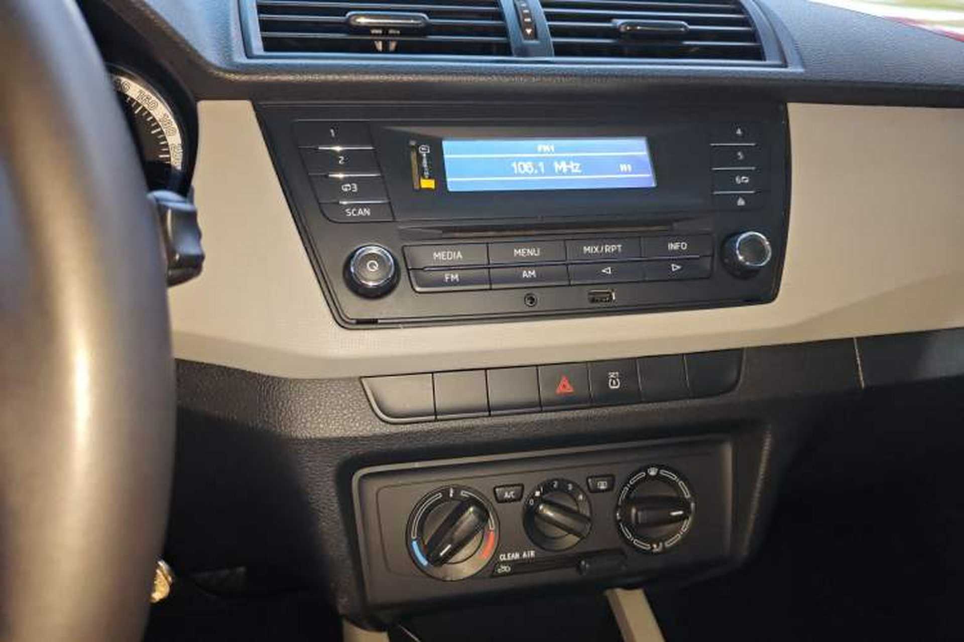 Used Skoda Fabia 2017 1.6L Automatic Sport Edition Audio And AC Panel