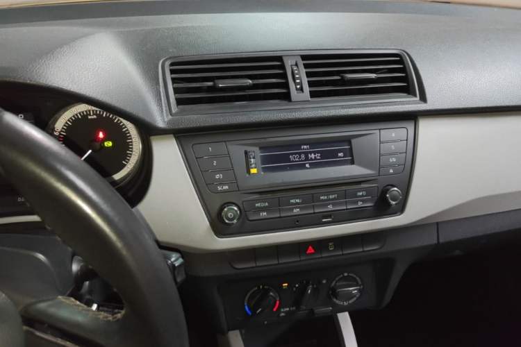 Used Skoda Fabia 2017 1.6L Automatic Sport Edition Audio And AC Panel
