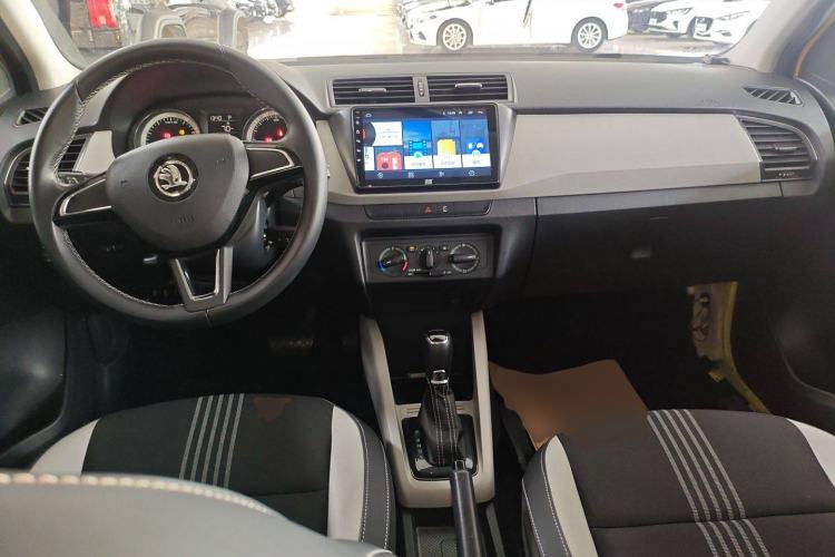 Used Skoda Fabia 2017 1.6L Automatic Sport Edition Center Console