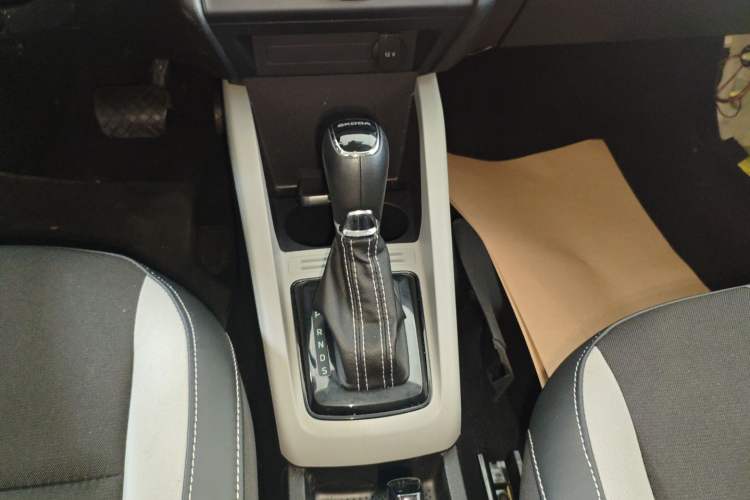 Used Skoda Fabia 2017 1.6L Automatic Sport Edition Gear Lever