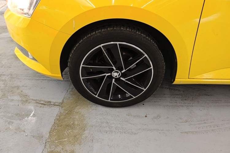 Used Skoda Fabia 2017 1.6L Automatic Sport Edition Left Front Wheel Hub