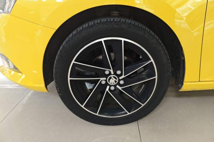 Used Skoda Fabia 2017 1.6L Automatic Sport Edition Left Front Wheel Hub