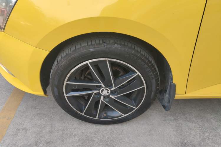 Used Skoda Fabia 2017 1.6L Automatic Sport Edition Left Front Wheel Hub